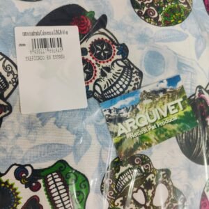 Cojín con diseño de calaveras estilo Dia de los Muertos, hecho en España, ideal para decoración temática.