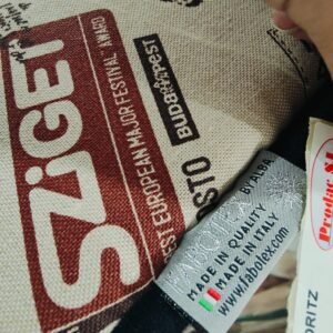 Cinta de seguridad para mascotas hecha de poliéster y nylon, ideal para paseos seguros.