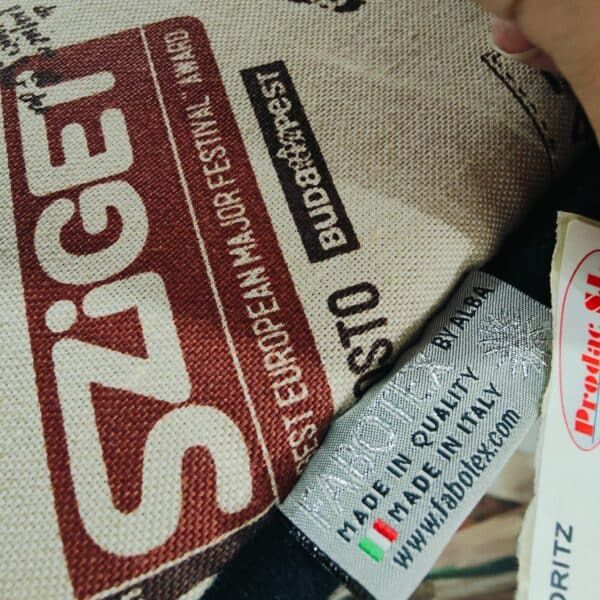 Cinta de seguridad para mascotas hecha de poliéster y nylon, ideal para paseos seguros.