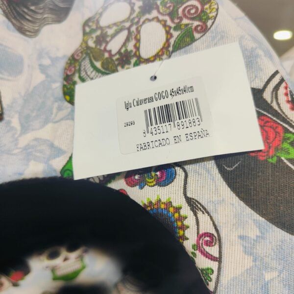 Calavera con diseño de calaveras y flores coloridas para disfraces o decoración temática mexicana.