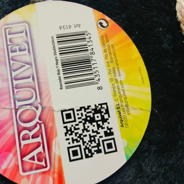 Juguete de peluche de animal con etiqueta de código QR y logotipo de Tienda TodoMASKOTAS en fondo negro.