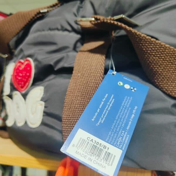 Maleta infantil con parches y etiquetas de la tienda TodoMASKOTAS, ideal para accesorios y mochilas de mascotas.