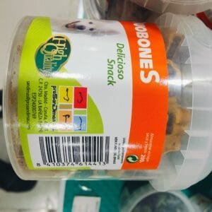 Pollo crujiente para mascotas, snack delicioso y saludable para perros, en envase con etiquetas coloridas para tienda online.