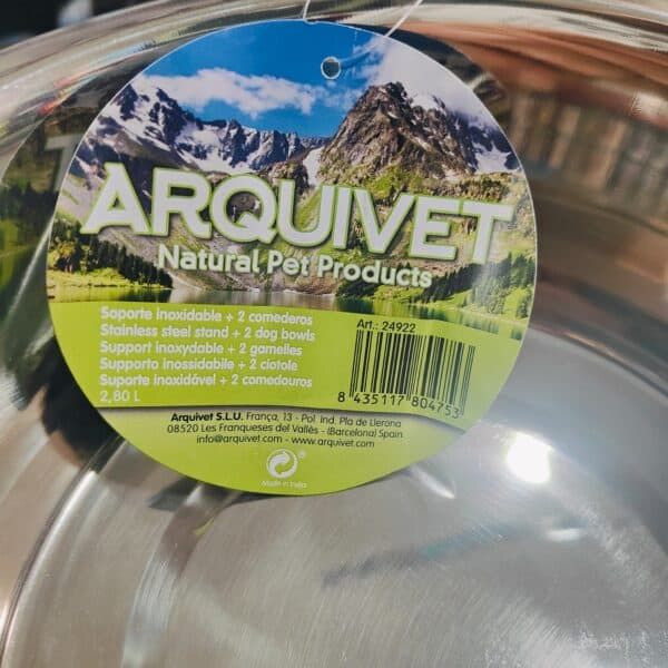 Arqueta para mascotas en acero inoxidable, ideal para alimentación y lavado seguro.