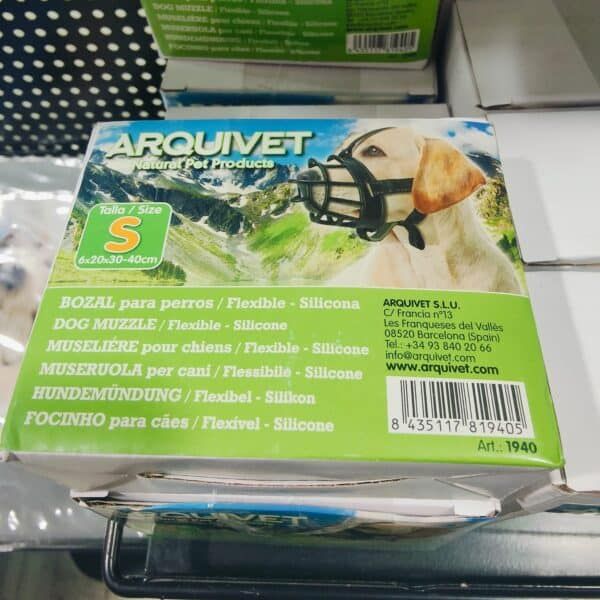 Silicona para perros con bozal flexible, ideal para entrenamiento y protección.