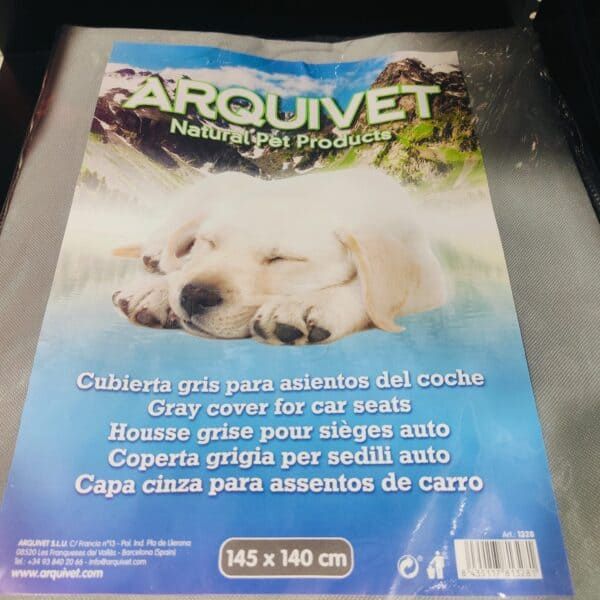 Cubierta gris para asientos de coche con diseño de cachorro durmiendo, protección antideslizante y fácil de limpiar.