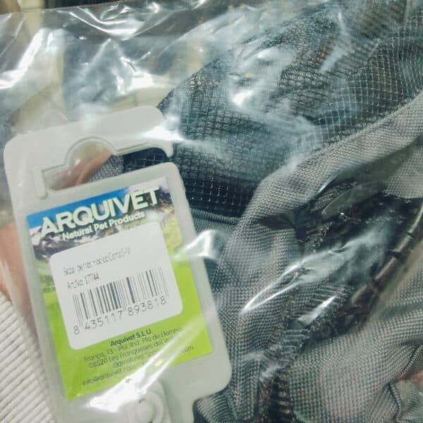 Arquipet S.L.U. etiquetas y accesorios para mascotas con código de barras.