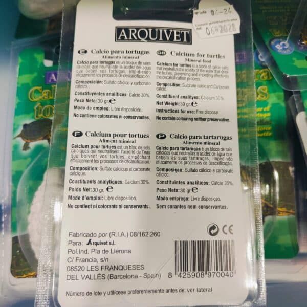 Calcio para tortugas en envase de madera con etiqueta descriptiva y código de barras.