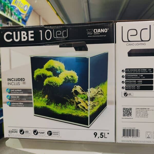 Cubo acuario de 10 litros con sistema de iluminación LED, vidrio y filtro interno para acuarios pequeños.