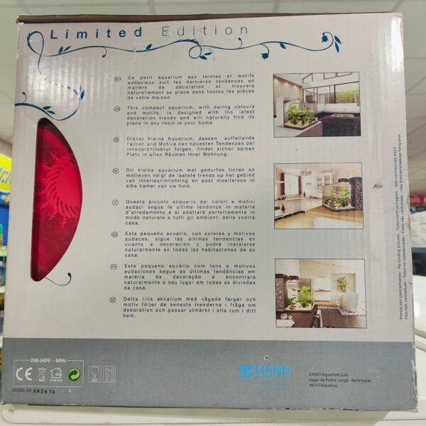 Limité y colorido acuario pequeño con plantas y decoración moderna para el hogar.