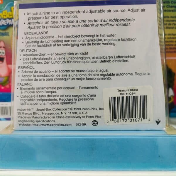 Tatuaje de chicho con caja de juguetes de piscina para niños.