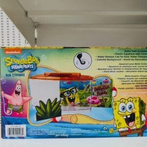 Juguete acuático de Bob Esponja y Patricio con fondo acuático divertido.