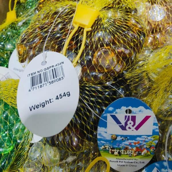 Nueces de mascotas en malla amarilla con etiqueta de peso y descripción de fabricante.