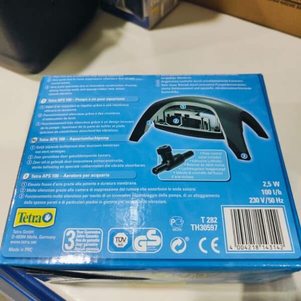 Bomba de aire para acuarios Tetra APS 100, funcionamiento silencioso y resistente.