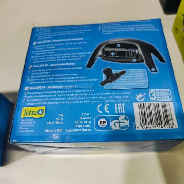 Lote de accesorios para acuarios, bombas de agua y control de flujo en embalaje azul.