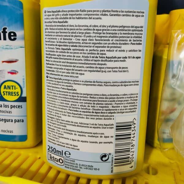 Tetra AquaSafe para protección de peces y plantas en acuarios, fórmula natural para el bienestar acuático.
