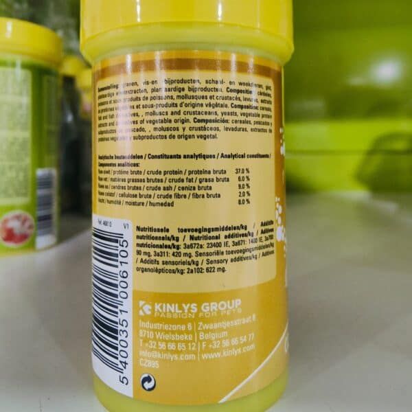 Código de barras y ingredientes de producto para mascotas en envase amarillo.