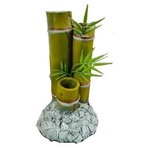 Bambú decorativo en maceta con base de piedra, ideales para ambientes naturales y modernos.