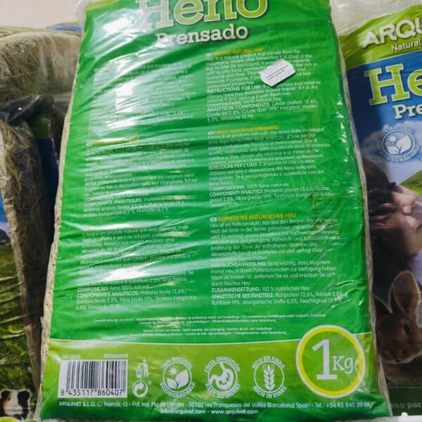 Hierba prensada para animales, alta calidad, 1 kg, ideal para una alimentación saludable y natural.