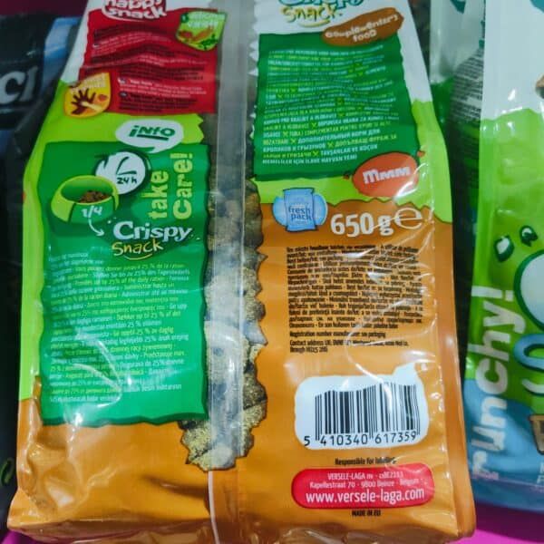 Aperitivo de snacks en paquete con ingredientes y advertencias nutricionales en la parte trasera.