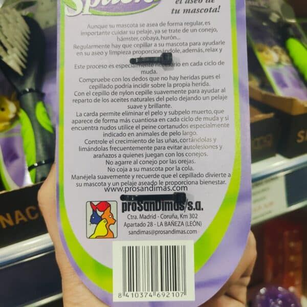 Cuidado y limpieza de mascotas con cepillo suave para pelaje y uñas.