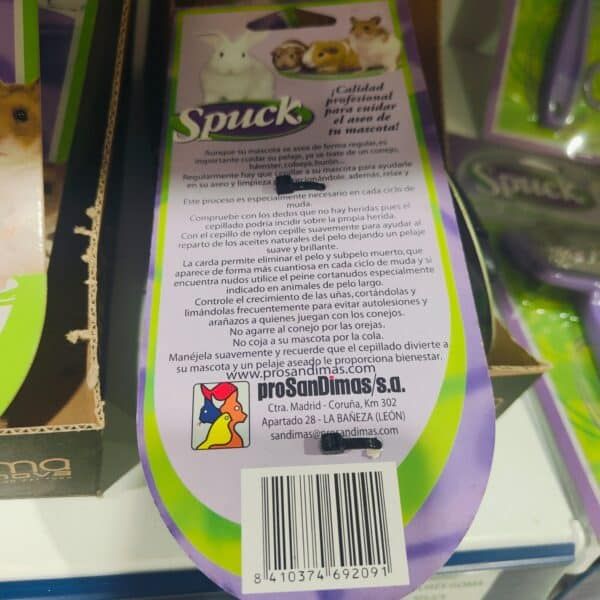 Juguete de mascota con instrucciones para cuidado y higiene específicos para mascotas.