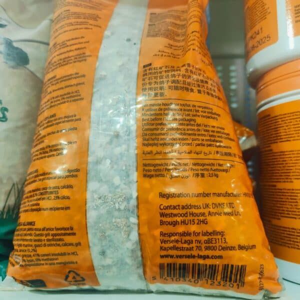 Harina para mascotas en bolsa de 2.5 kg, ingredientes y advertencias en varios idiomas.