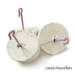 Mini pastel de cumpleaños con velas pequeñas y molinillo rosa para decorar.