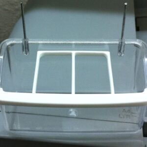 Plato de plástico transparente para almacenamiento o exhibición con ganchos metálicos.