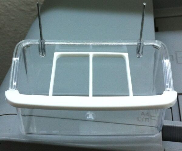 Plato de plástico transparente para almacenamiento o exhibición con ganchos metálicos.