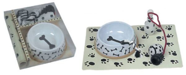 Plato y comedero de perro con diseño de huellas y huesos en colores blanco y negro.
