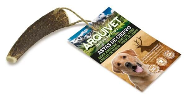 Alt: Carrete de astas de ciervo para perros con etiqueta de Arcauvet, natural y saludable.