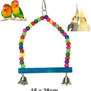 Colgador de juguetes para aves con cuentas de colores y campanas.