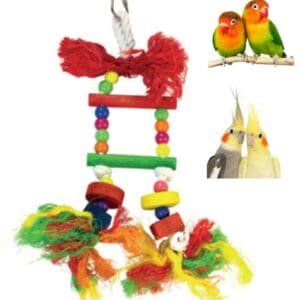 Brinquedo de madera y cuerda para mascotas con bolas de colores y plumas vibrantes, ideal para perros y gatos.