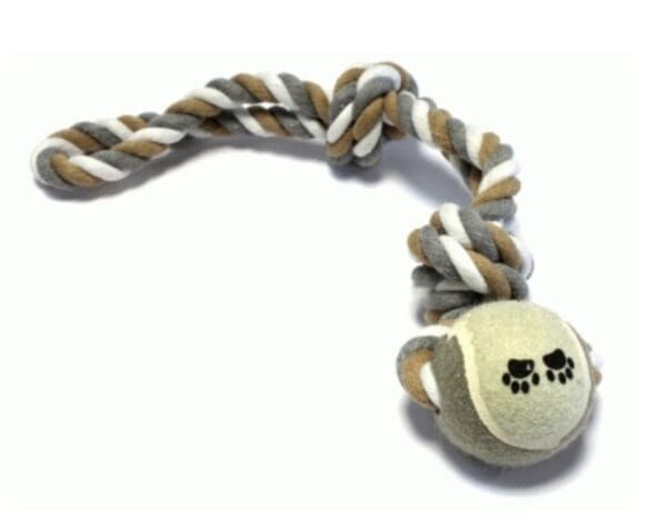 Cuerda de juego para mascotas con pelota de felpa en tonos beige, gris y blanco. Divertido y duradero para perros pequeños y medianos.