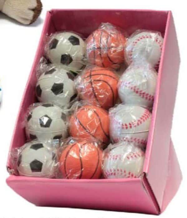 Pelotas de fútbol, baseball y baloncesto en caja rosa para adornos o juegos deportivos.