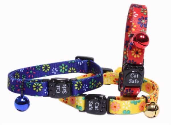 Coloridos collares antideslizantes para gatos con campanas y tecla de seguridad.