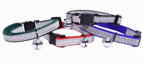 Correa para mascotas con cascabel, ajustable y reflectante, ideal para perros pequeños y gatos.