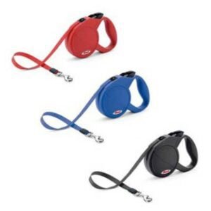 Correa para perro retráctil en rojo, azul y negro, ideal para paseo y control de mascotas.