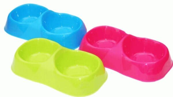 Bandeja de comida para mascotas en colores vibrantes azul, rosa y verde, ideal para alimentar perros y gatos.