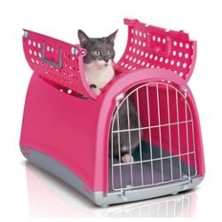 Refugio para gatos en color fucsia con puerta metálica y espacio para mascotas pequeñas.