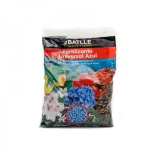 Fertilizante universal para plantas con abono azul en bolsa de jardín.
