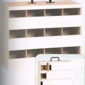 Alto texto: Estantería de madera con compartimentos y asa para mascotas, ideal para cazar ratones.