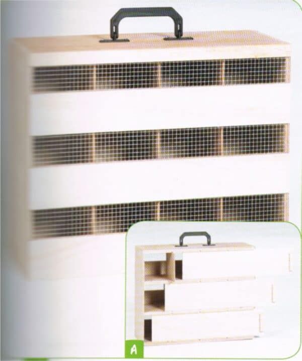 Alto texto: Estantería de madera con compartimentos y asa para mascotas, ideal para cazar ratones.