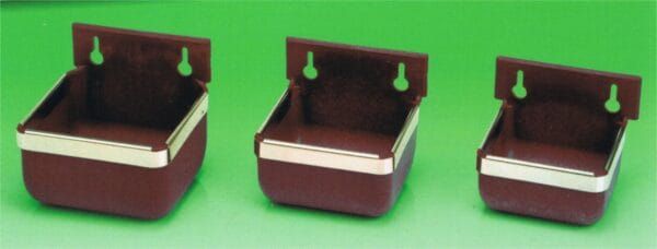 Miniaturas de trineos para muñecas en tonos madera, ideales para complementos de juguetes y decoración infantil.