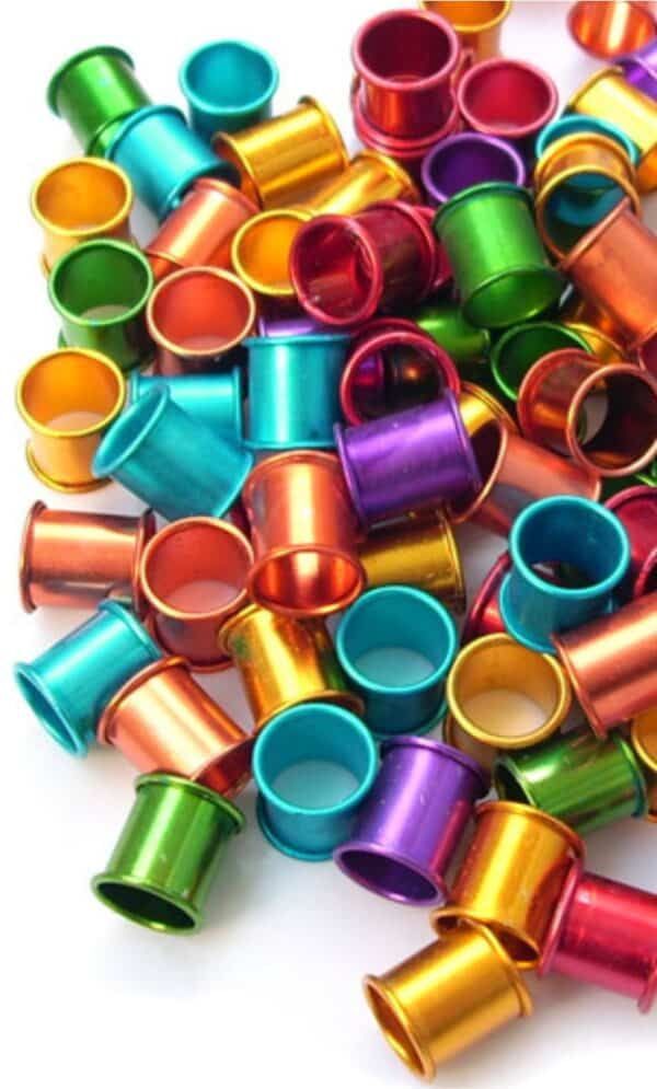 Brillantes clips metálicos de colores para manualidades y decoración.