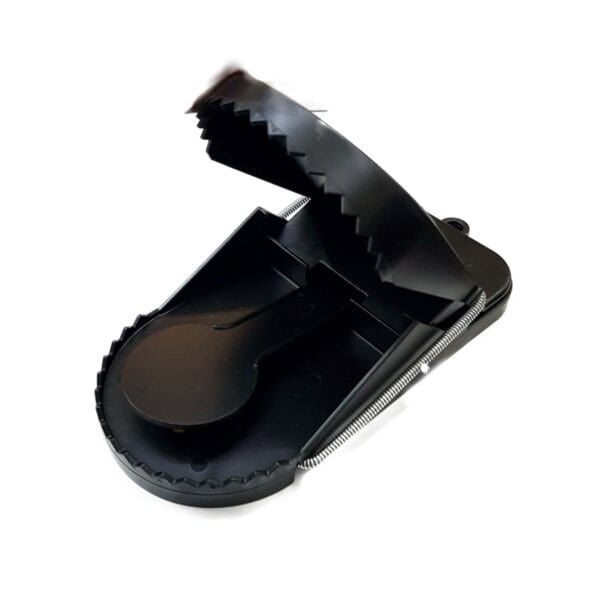 Cortador de pizza en negro con tapa abatible y base antideslizante.