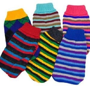 Diversas manoplas de lana con rayas en colores vibrantes para niños y adultos.