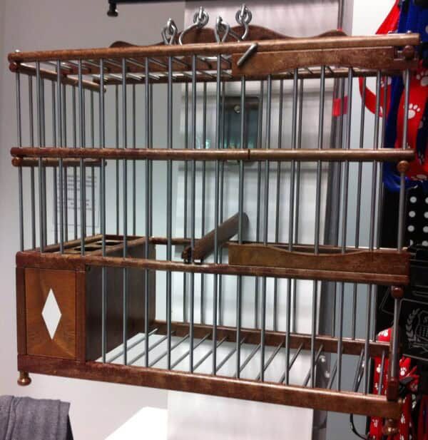 Hierro y madera jaula para pájaros, tamaño mediano, ideal para aves domésticas en tienda de mascotas.