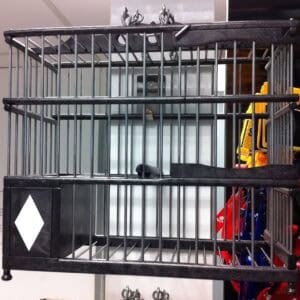 Gaiola para mascotas negra y metálica de tamaño mediano con espacio para juegos y libertad.